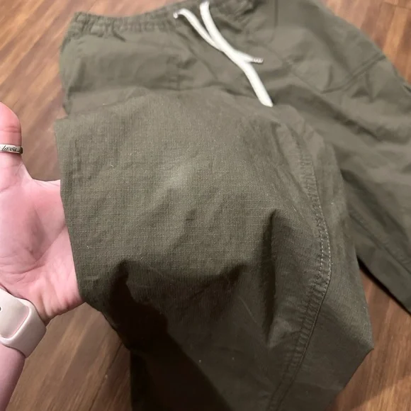 Vuori Women's Ripstop Pants Raw Hem Army Green Size small VW450 - Picture 6 of 10